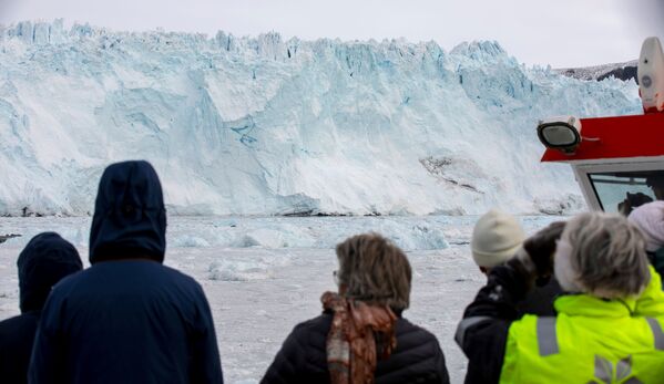 El glaciar se derrite parcialmente en el verano y, luego, en los meses más fríos, vuelve a aumentar de tamaño. - Sputnik Mundo