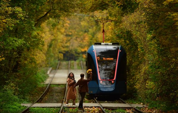 Unos jóvenes se fotografían en la calle Bolshaya Oleniya en Moscú. - Sputnik Mundo