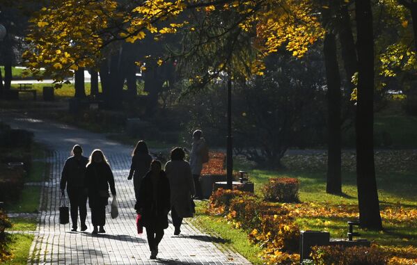 Unas personas en el parque de la calle Garibaldi en Moscú. - Sputnik Mundo