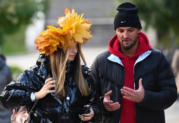 Unos jóvenes caminan cerca del convento Novodevichy. - Sputnik Mundo