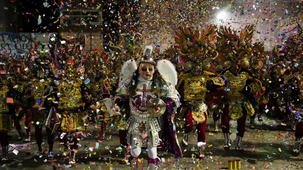 Жители Боливии исполняют танец Diablada de Oruro в Оруро - Sputnik Mundo