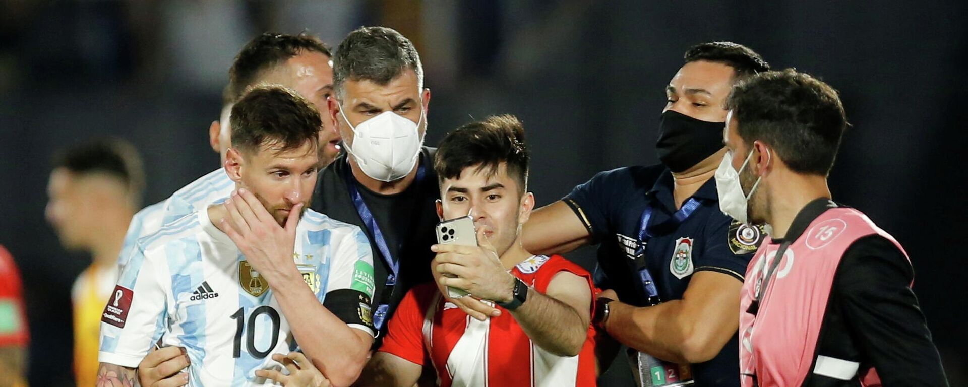 El argentino Lionel Messi fotografiado por un fanático tras el partido entre Argentina y Paraguay en Asunción - Sputnik Mundo, 1920, 08.10.2021