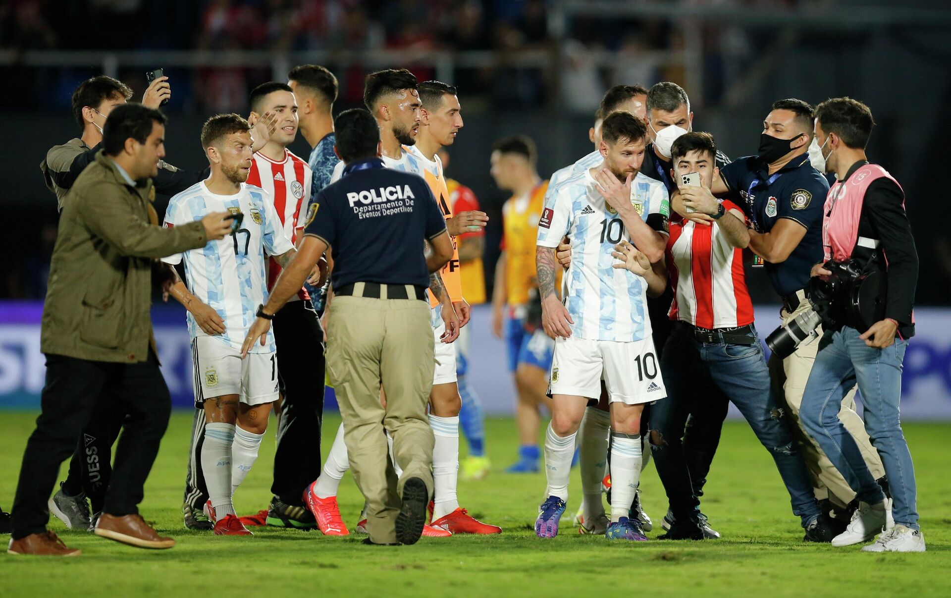 El argentino Lionel Messi fotografiado por un fanático tras el partido entre Argentina y Paraguay en Asunción - Sputnik Mundo, 1920, 08.10.2021