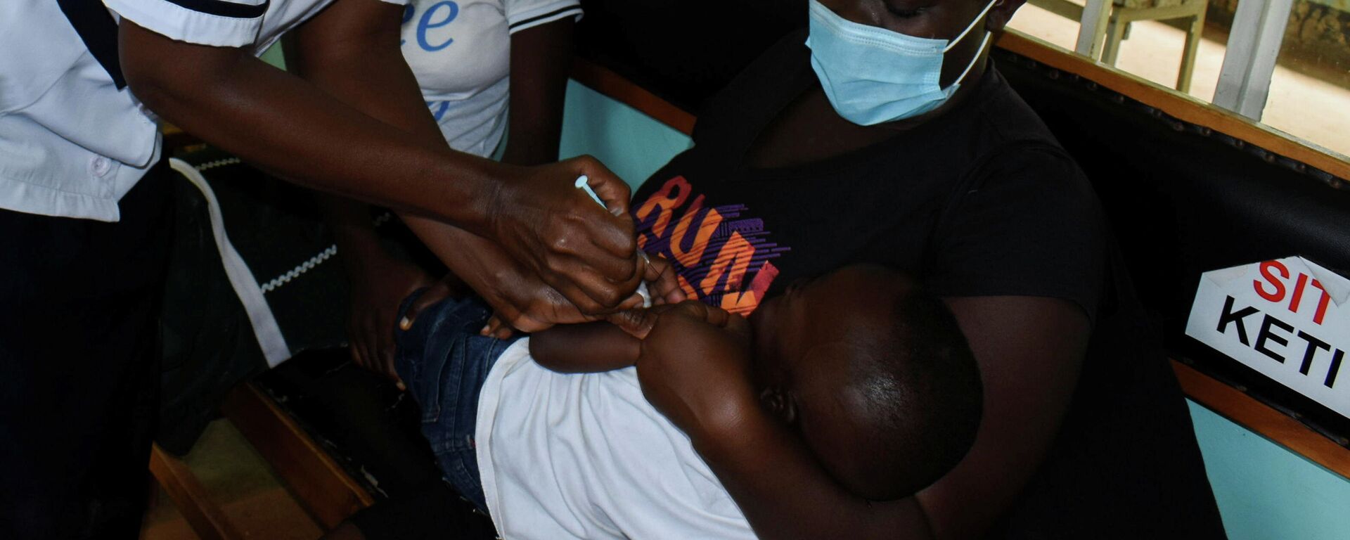 Una enfermera administra una vacuna contra la malaria a un niño en Kenia - Sputnik Mundo, 1920, 09.10.2021