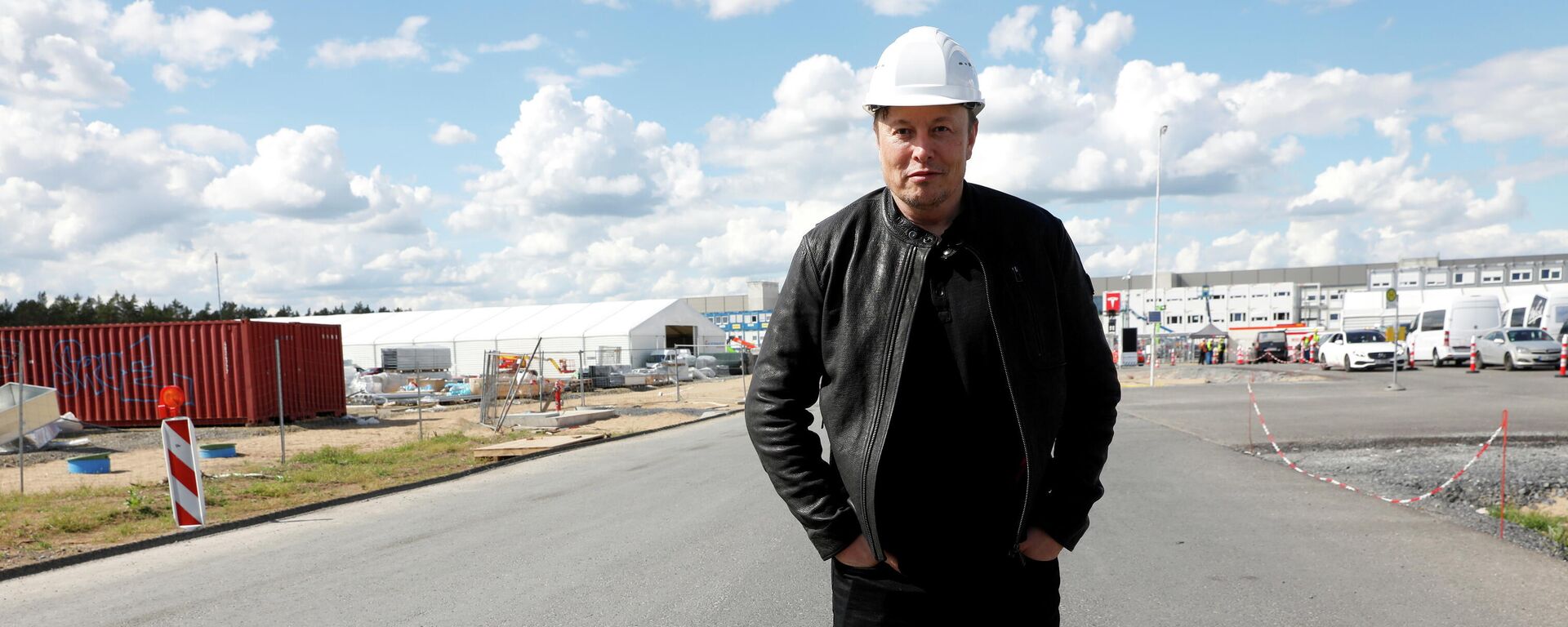 Elon Musk, fundador de Tesla, en el territorio de la 'gigafábrica' de Berlín - Sputnik Mundo, 1920, 10.10.2021
