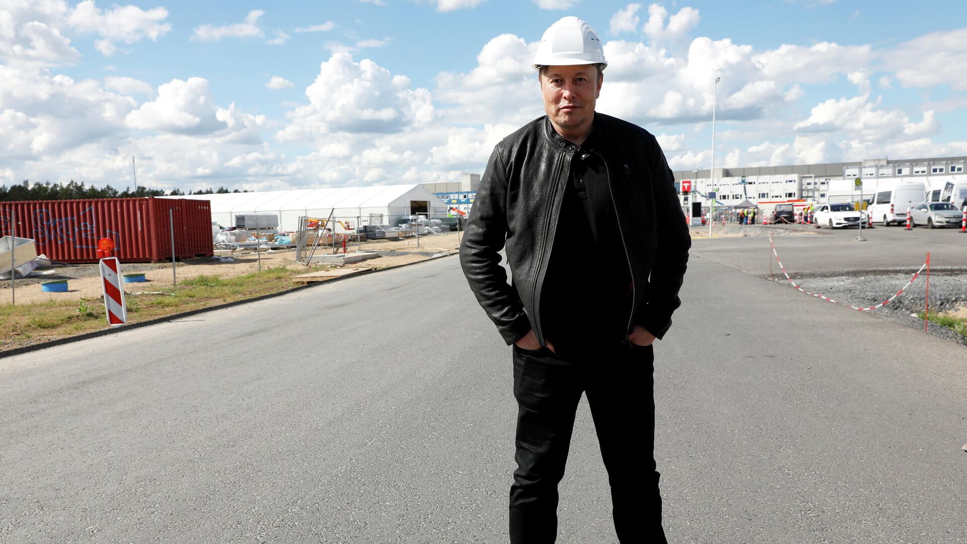 Elon Musk, fundador de Tesla, en el territorio de la 'gigafábrica' de Berlín - Sputnik Mundo, 1920, 10.10.2021