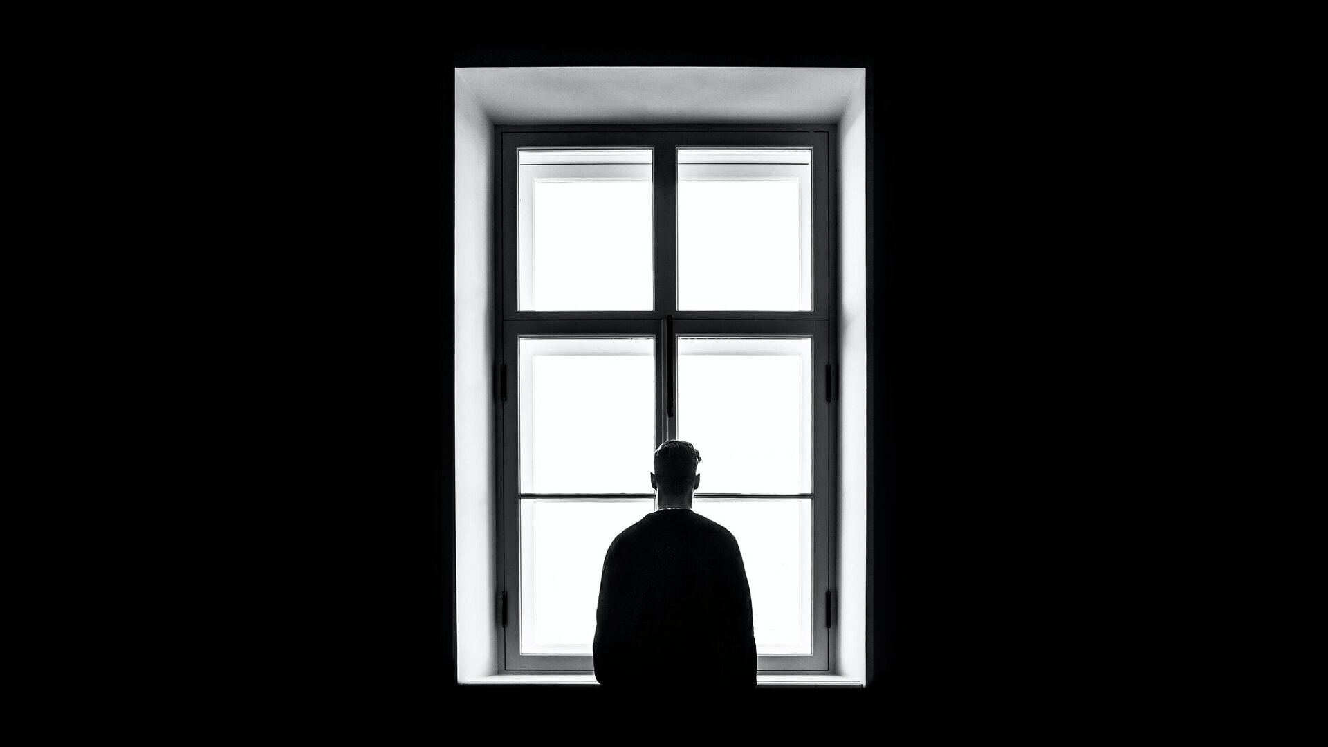 Una persona delante de una ventana en la oscuridad - Sputnik Mundo, 1920, 10.10.2021