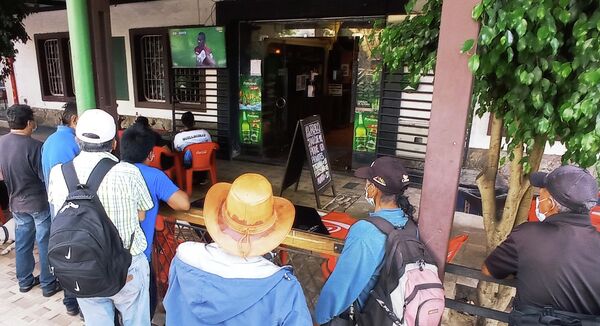 La oposición se había convocado el domingo a las 16 horas en las principales capitales del país. A la misma hora comenzó el partido de Bolivia versus Perú, por las eliminatorias hacia el mundial de fútbol de 2022. Sin dudarlo, la mayoría de la población se volcó a bares y restaurantes donde pudiera ver el cotejo que -para sorpresa del país- concluyó en triunfo del Estado Plurinacional por la mínima diferencia. - Sputnik Mundo