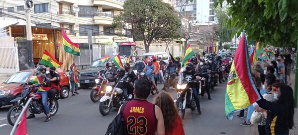 Lo más llamativo de la manifestación fue la presencia de la Resistencia Juvenil Cochala, cuyos líderes se encuentran detenidos por los descalabros cometidos durante las jornadas previas y posteriores al golpe de 2019. Estos motoqueros son considerados parte de un grupo parapolicial irregular, según el informe del Grupo Interdisciplinario de Especialistas Independientes (GIEI), que exigió al Gobierno su inmediata disolución. En Cochabamba, fueron recibidos como libertadores por las y los manifestantes - Sputnik Mundo