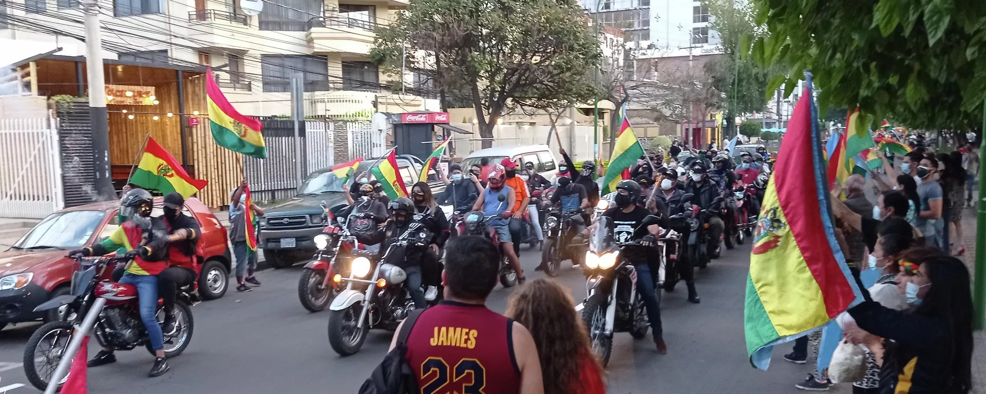 Lo más llamativo de la manifestación fue la presencia de la Resistencia Juvenil Cochala, cuyos líderes se encuentran detenidos por los descalabros cometidos durante las jornadas previas y posteriores al golpe de 2019. Estos motoqueros son considerados parte de un grupo parapolicial irregular, según el informe del Grupo Interdisciplinario de Especialistas Independientes (GIEI), que exigió al Gobierno su inmediata disolución. En Cochabamba, fueron recibidos como libertadores por las y los manifestantes Lo más llamativo de la manifestación fue la presencia de la Resistencia Juvenil Cochala, cuyos líderes se encuentran detenidos por los descalabros cometidos durante las jornadas previas y posteriores al golpe de 2019. Estos motoqueros son considerados parte de un grupo parapolicial irregular, según el informe del Grupo Interdisciplinario de Especialistas Independientes (GIEI), que exigió al Gobierno su inmediata disolución. En Cochabamba, fueron recibidos como libertadores por las y los manifestantes - Sputnik Mundo, 1920, 11.10.2021