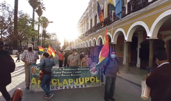 La movilización estuvo nutrida mayormente por policías jubilados, reunidos en sus asociaciones de retirados. Tal representación de antiguos uniformados es un signo de malestar en las fuerzas policiales activas, cuyas autoridades durante el golpe de 2019 se encuentran en gran medida procesadas o fueron desafectadas de la institución llamada verdeolivo, por el color de su vestimenta.
 - Sputnik Mundo