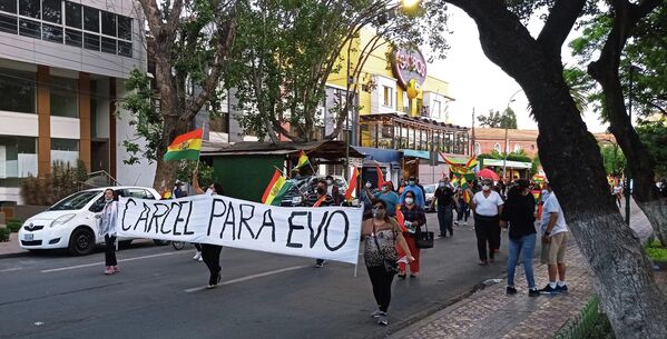 Las y los manifestantes comulgaban en su desprecio hacia la figura del expresidente Evo Morales, derrocado en el golpe de 2019. Mientras marchaban, desempolvaron estribillos golpistas, como ¿Quién se cansa?/ ¡Nadie se cansa! o ¿Evo de nuevo?/ ¡Huevo, carajo!.
 - Sputnik Mundo