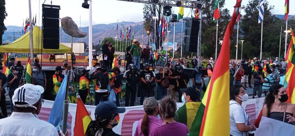 La movilización iniciada en la plaza 14 de Septiembre concluyó a 15 cuadras, en la plaza de las Banderas. Allí, mil fervientes pititas tildaron de dictador al presidente Arce y expresaron su rechazo hacia el proyecto de ley contra la Legitimación de Ganancias Ilícitas, que afectaría mayormente a grandes empresarios evasores.

Ante el paro cívico de este 11 de octubre, las gobernaciones de La Paz y Beni advirtieron que sus oficinas trabajarán con normalidad. Se esperaba que otros organismos departamentales asumieran la misma decisión, con lo cual la manifestación contra el presidente Arce no tendría la fuerza que la oposición esperaba.
 - Sputnik Mundo