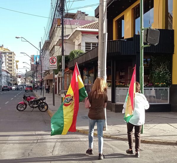 Los comités cívicos de los nueve departamentos habían establecido que este domingo 10 de octubre se realizarían movilizaciones en todo el país contra la dictadura del MAS, el Movimiento Al Socialismo, partido del presidente Luis Arce.

La oposición se manifestó en conmemoración del Día de la Democracia, porque en la misma fecha de 1982 había acabado una dictadura. Con esta argucia, los pititas negaron que en noviembre de 2019 Bolivia haya sufrido un golpe de Estado. Y destacaron que el Gobierno de facto de Jeanine Áñez habría sido constitucional. 
 - Sputnik Mundo