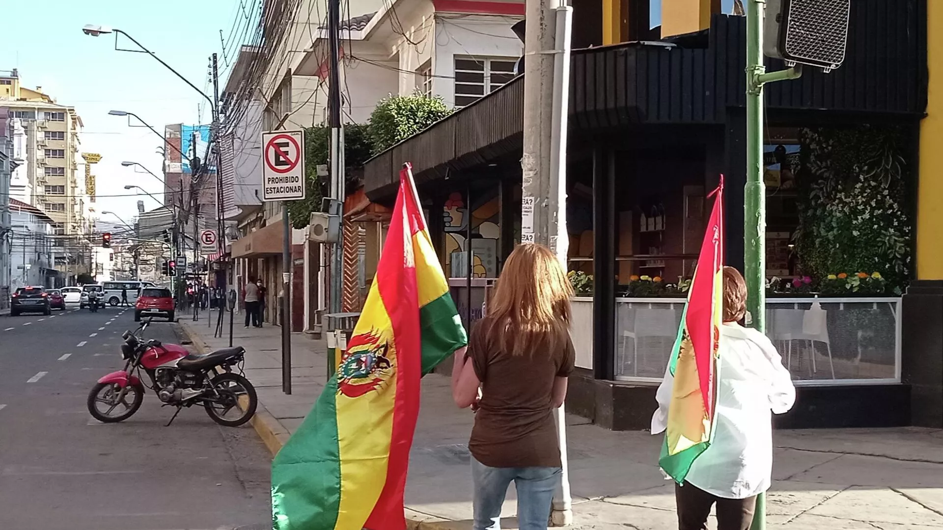 Los comités cívicos de los nueve departamentos habían establecido que este domingo 10 de octubre se realizarían movilizaciones en todo el país contra la dictadura del MAS, el Movimiento Al Socialismo, partido del presidente Luis Arce.
La oposición se manifestó en conmemoración del Día de la Democracia, porque en la misma fecha de 1982 había acabado una dictadura. Con esta argucia, los pititas negaron que en noviembre de 2019 Bolivia haya sufrido un golpe de Estado. Y destacaron que el Gobierno de facto de Jeanine Áñez habría sido constitucional.
Los comités cívicos de los nueve departamentos habían establecido que este domingo 10 de octubre se realizarían movilizaciones en todo el país contra la dictadura del MAS, el Movimiento Al Socialismo, partido del presidente Luis Arce.
La oposición se manifestó en conmemoración del Día de la Democracia, porque en la misma fecha de 1982 había acabado una dictadura. Con esta argucia, los pititas negaron que en noviembre de 2019 Bolivia haya sufrido un golpe de Estado. Y destacaron que el Gobierno de facto de Jeanine Áñez habría sido constitucional.
- Sputnik Mundo, 1920, 28.09.2022