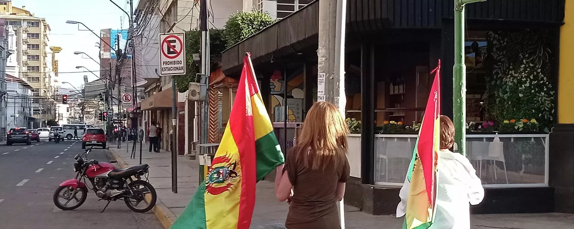Los comités cívicos de los nueve departamentos habían establecido que este domingo 10 de octubre se realizarían movilizaciones en todo el país contra la dictadura del MAS, el Movimiento Al Socialismo, partido del presidente Luis Arce.
La oposición se manifestó en conmemoración del Día de la Democracia, porque en la misma fecha de 1982 había acabado una dictadura. Con esta argucia, los pititas negaron que en noviembre de 2019 Bolivia haya sufrido un golpe de Estado. Y destacaron que el Gobierno de facto de Jeanine Áñez habría sido constitucional.
Los comités cívicos de los nueve departamentos habían establecido que este domingo 10 de octubre se realizarían movilizaciones en todo el país contra la dictadura del MAS, el Movimiento Al Socialismo, partido del presidente Luis Arce.
La oposición se manifestó en conmemoración del Día de la Democracia, porque en la misma fecha de 1982 había acabado una dictadura. Con esta argucia, los pititas negaron que en noviembre de 2019 Bolivia haya sufrido un golpe de Estado. Y destacaron que el Gobierno de facto de Jeanine Áñez habría sido constitucional.
- Sputnik Mundo, 1920, 19.11.2021