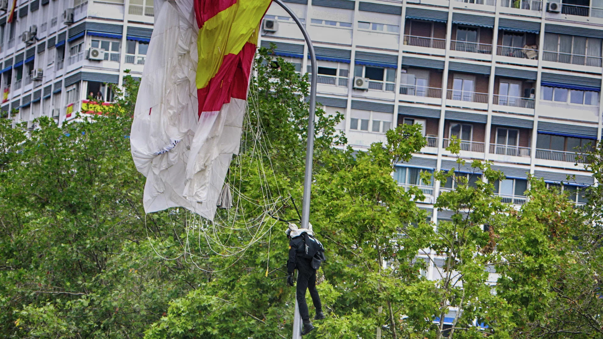 Paracaidista accidentado durante el desfile del 12 de octubre de 2019 Paracaidista accidentado durante el desfile del 12 de octubre de 2019 - Sputnik Mundo, 1920, 12.10.2021