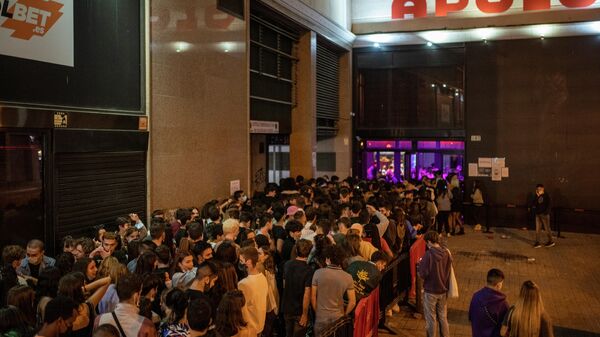 Jóvenes a la entrada de una discoteca en Barcelona - Sputnik Mundo