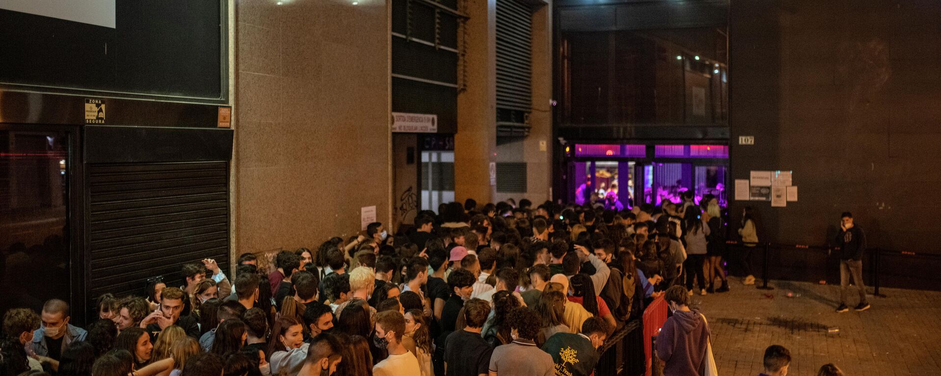 Jóvenes a la entrada de una discoteca en Barcelona - Sputnik Mundo, 1920, 11.10.2021