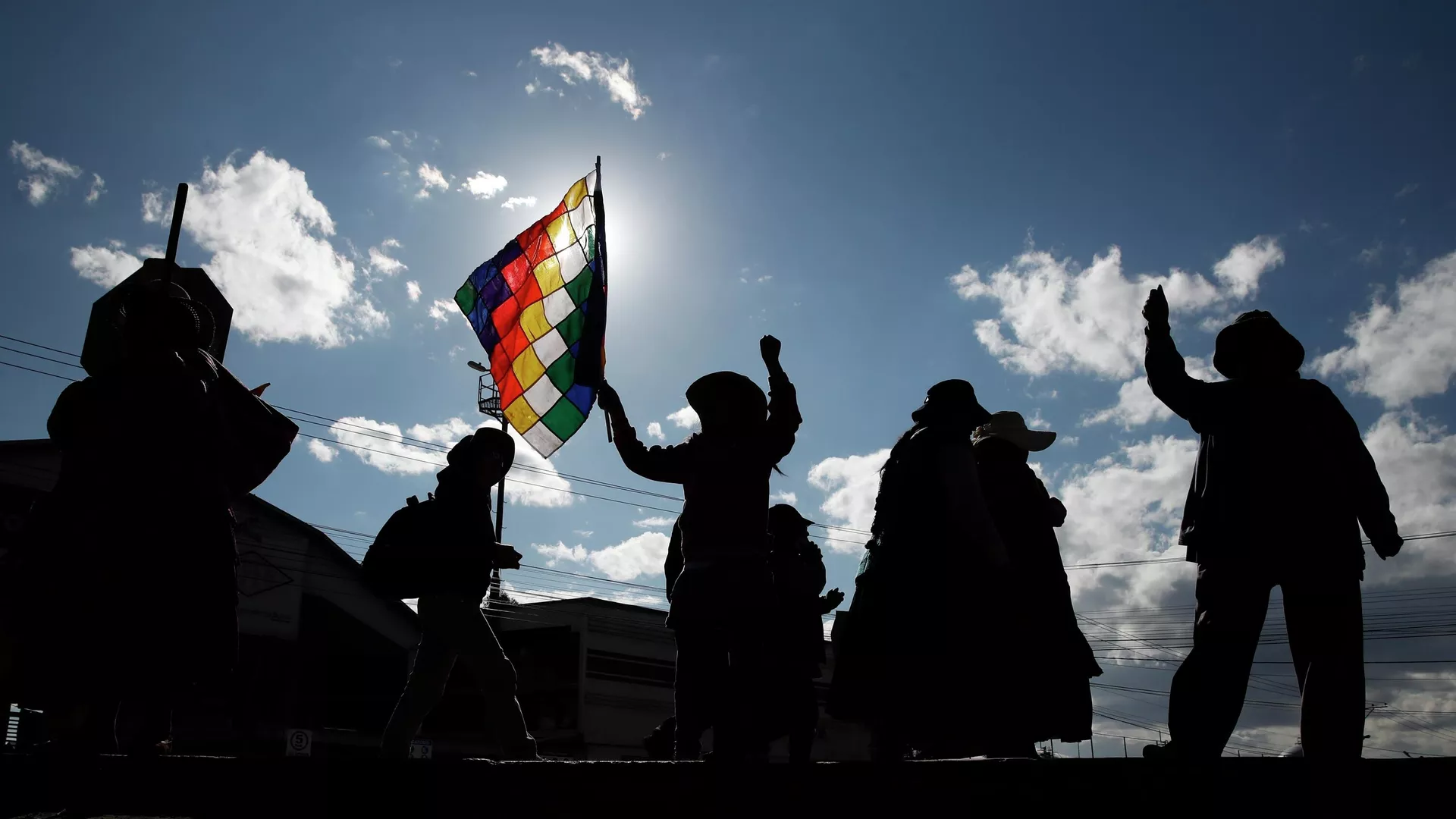 Partidarios del expresidente Evo Morales ondean una bandera de Whipala Partidarios del expresidente Evo Morales ondean una bandera de Whipala