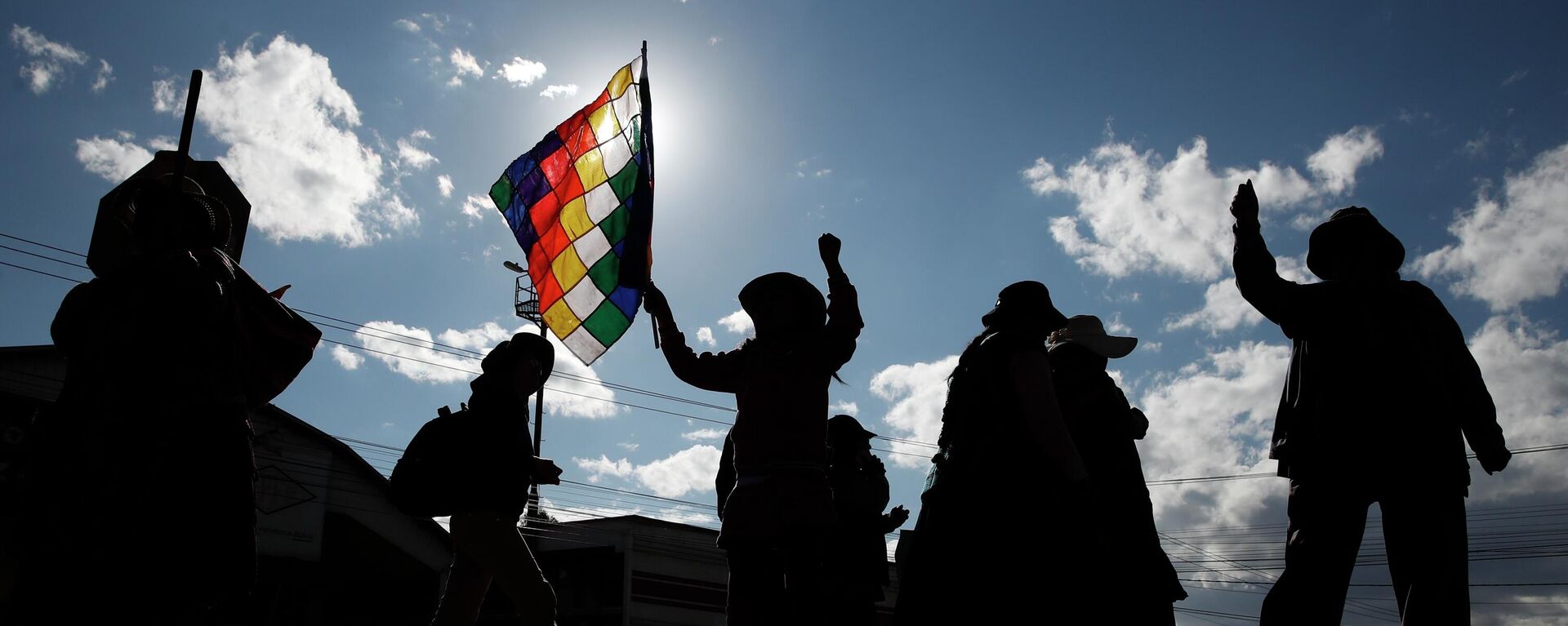 Partidarios del expresidente Evo Morales ondean una bandera de Whipala  - Sputnik Mundo, 1920, 07.11.2024