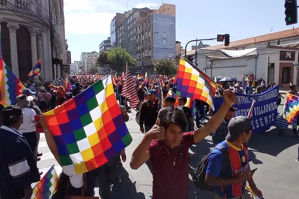Marcha en defensa de la wiphala en Bolivia - Sputnik Mundo