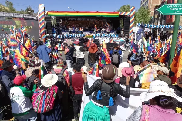 Marcha en defensa de la wiphala en Bolivia - Sputnik Mundo