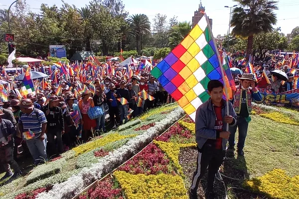 Marcha en defensa de la wiphala en Bolivia - Sputnik Mundo