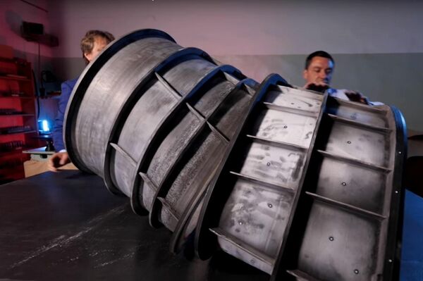 Piezas de la tobera en tamaño real del dron de ataque ruso S-70 Ojotnik - Sputnik Mundo