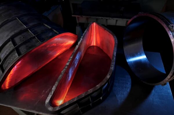 Piezas de la tobera en tamaño real del dron de ataque ruso S-70 Ojotnik - Sputnik Mundo