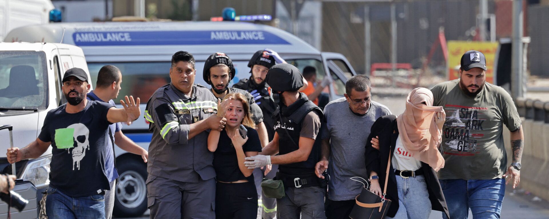 Медики помогают эвакуировать мирных жителей во время столкновений в районе Тайунеха в пригороде Бейрута Медики помогают эвакуировать мирных жителей во время столкновений в районе Тайунеха в пригороде Бейрута - Sputnik Mundo, 1920, 14.10.2021