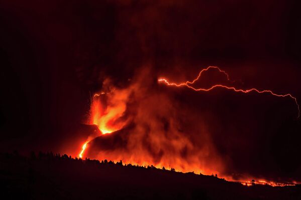 El 19 de septiembre, el volcán Cumbre Vieja, ubicado en la isla de La Palma, en las Canarias, entró en erupción. Si bien el desastre —que se dio por finalizado el 13 de diciembre tras 85 días y 8 horas de actividad— no causó víctimas mortales y provocó daños materiales por valor de más de 950 millones de dólares. - Sputnik Mundo