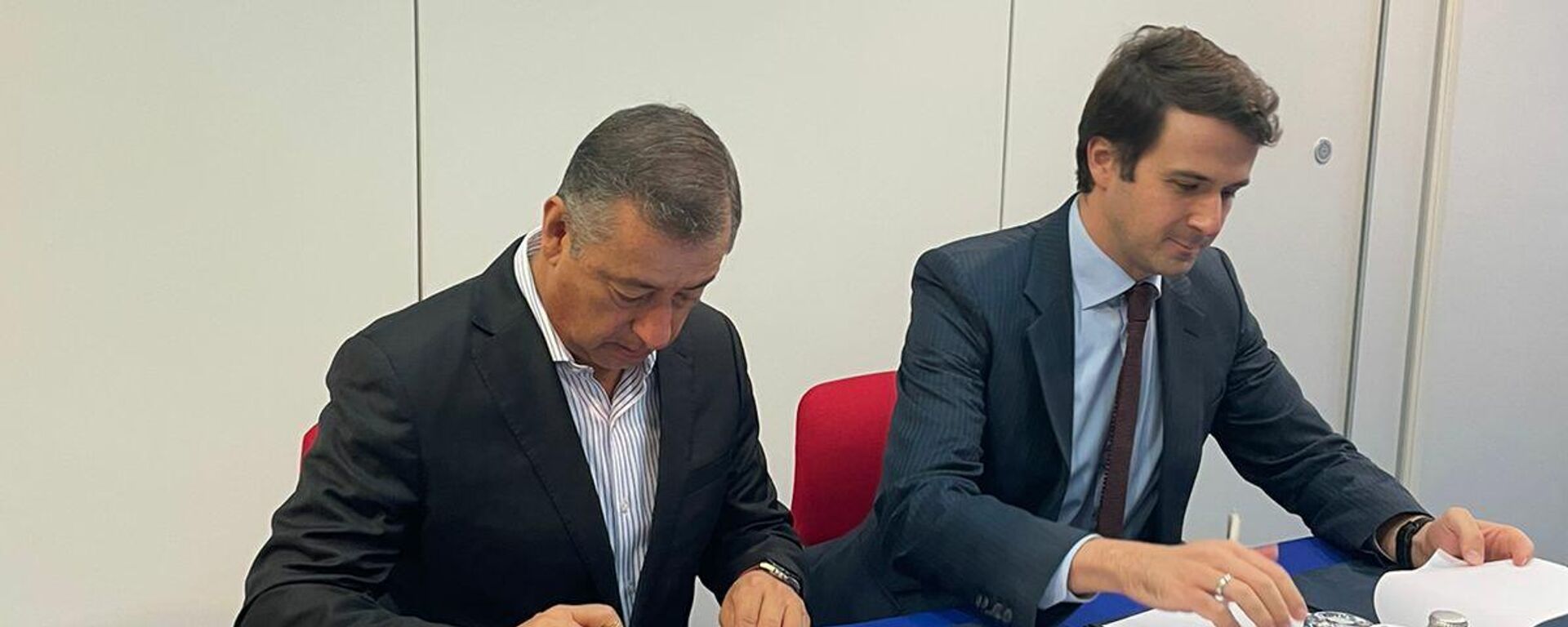 El director de Birmex, Pedro Zenteno Santella, firmando el acuerdo junto a Azer Mamedov, uno de los directores del RDIF El director de Birmex, Pedro Zenteno Santella, firmando el acuerdo junto a Azer Mamedov, uno de los directores del RDIF - Sputnik Mundo, 1920, 14.10.2021