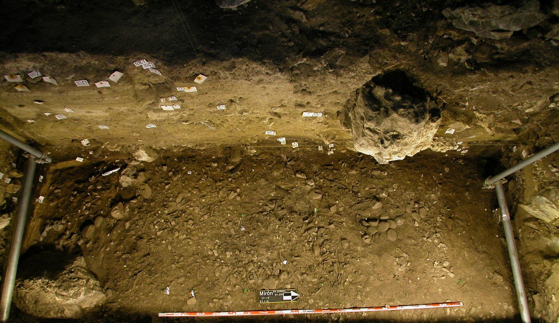 Vistas de los suelos de los campamentos magdalenienses en la entrada de la cueva - Sputnik Mundo, 1920, 15.10.2021