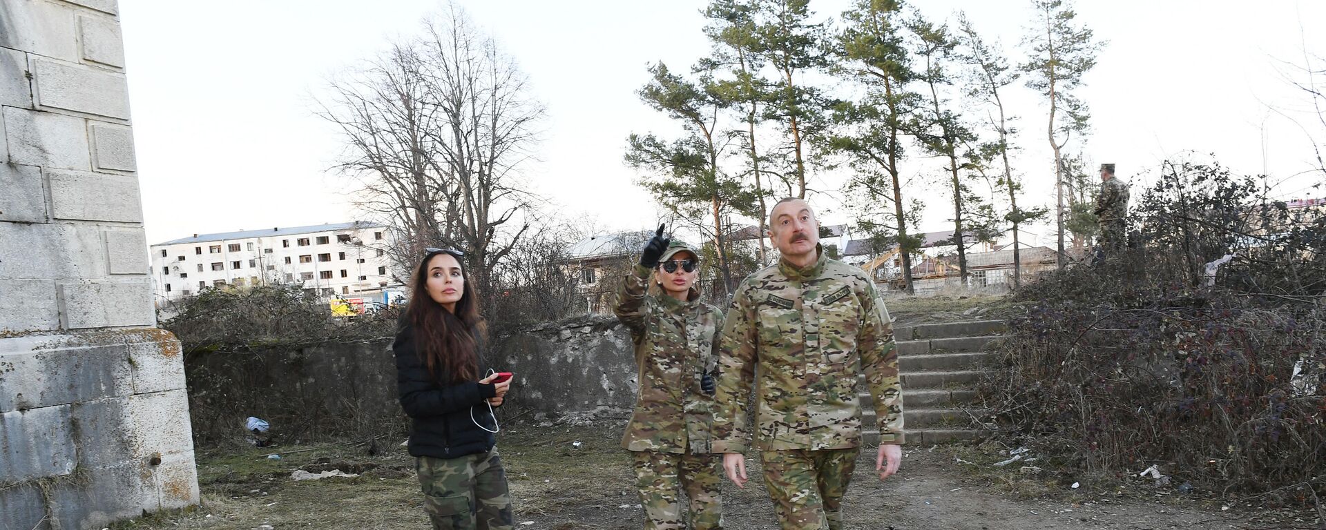 El presidente de Azerbaiyán, Ilham Alíyev con su esposa Mejribán y su hija Leyla en la ciudad fronteriza de Shusha El presidente de Azerbaiyán, Ilham Alíyev con su esposa Mejribán y su hija Leyla en la ciudad fronteriza de Shusha - Sputnik Mundo, 1920, 15.10.2021