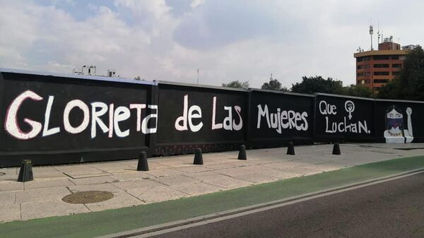 Pinta en la renombrada Glorieta de las Mujeres que Luchan - Sputnik Mundo