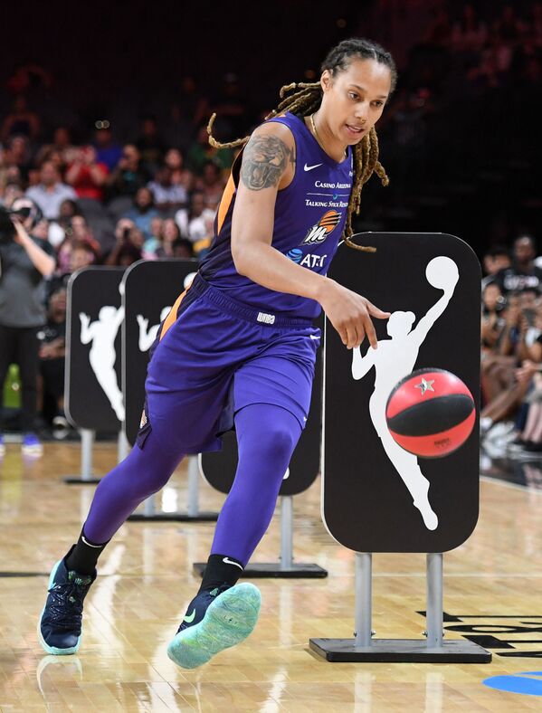 La basquetbolista Brittney Griner mide 206 cm. Nacida en 1990, es la menor de cuatro hijos. Desde pequeña le gustaba el baloncesto y en 2009 fue reconocida como la mejor jugadora de ese deporte entre las estudiantes, según USA Today. Actualmente juega en el club ruso UMMC Ekaterinburg. - Sputnik Mundo