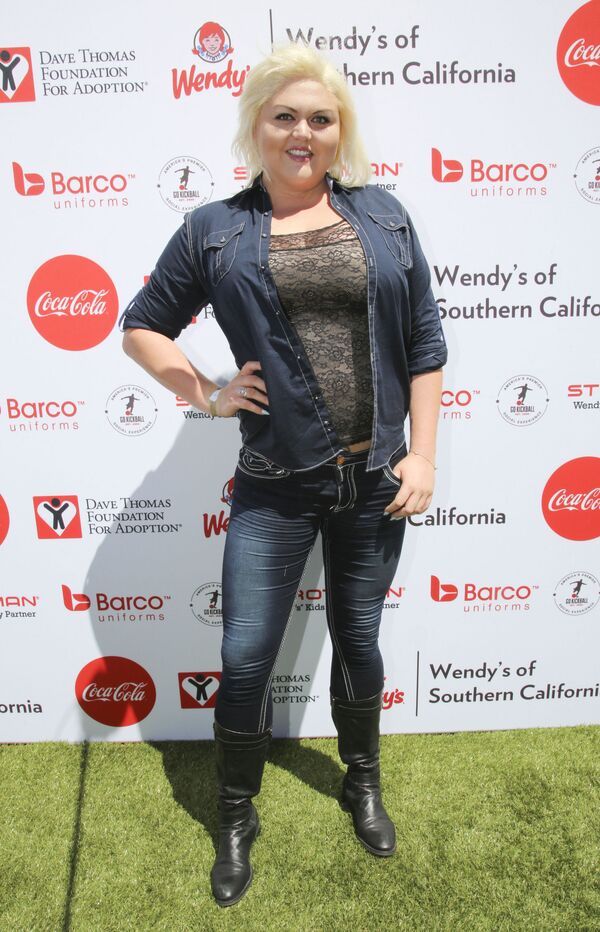 Lindsay Hayworth mide 203 cm, pesa 105 kg y levanta 320 kg. Nació en 1987 en Miami y alcanzó esa estatura ya a los 13 años. Hoy en día se desempeña como actriz y luchadora. Entró en el Libro Guinness de los Récords como la intérprete más alta. - Sputnik Mundo