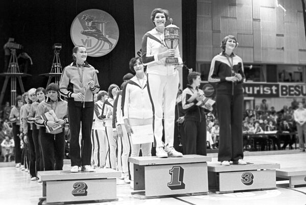 Nacida en 1952, Uliana Semiónova fue una famosa jugadora soviética de baloncesto, 10 veces campeona de Europa y tres veces campeona del mundo. Su altura es de 213 cm. Con la llegada de Semiónova al club letón Riga, se volvió casi imposible vencerla: gracias a ella, ganó los campeonatos de la URSS 15 veces. En 1989, Semiónova terminó su carrera deportiva y ahora se dedica al trabajo social. - Sputnik Mundo