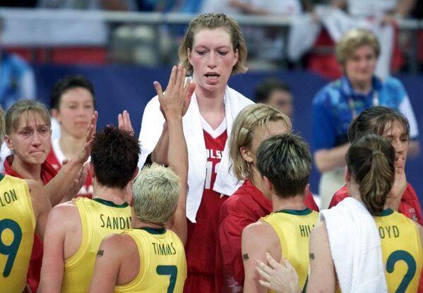 Según diversas fuentes, la altura de la jugadora de baloncesto polaca Malgorzata Dydek oscila entre los 213 y los 218 cm. De niña fue reconocida como la jugadora más alta de la historia de la Asociación Nacional de Baloncesto Femenino de su país. Durante mucho tiempo, Malgorzata jugó para los equipos Utah Starzz y Connecticut Sun, y trabajó como entrenadora. En 2011, a la edad de 37 años, murió tras un infarto. - Sputnik Mundo