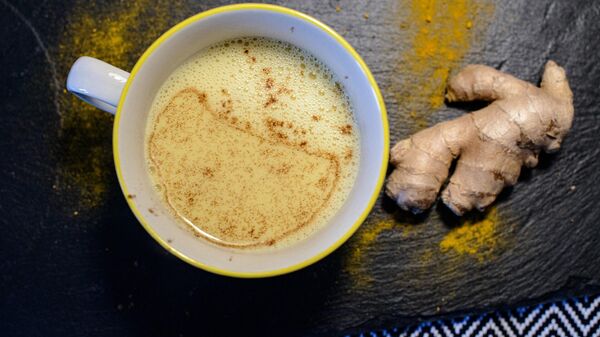 Imagen referencial de leche dorada y jengibre - Sputnik Mundo