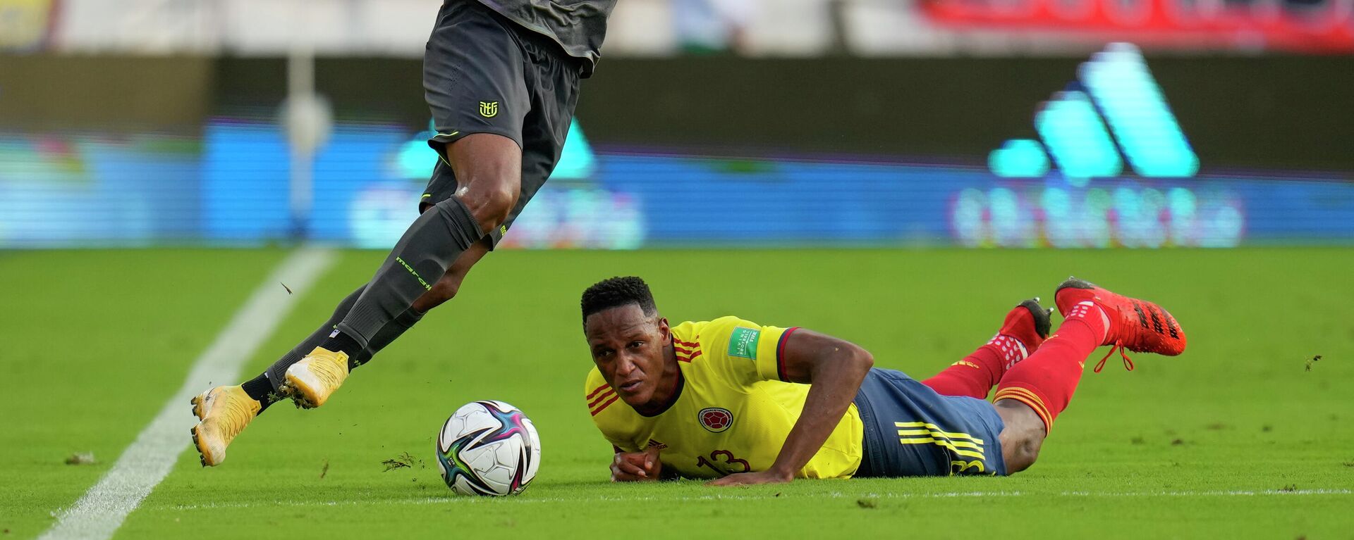 El futbolista ecuatoriano Michael Estrada se escapa con el balón ante la mirada del colombiano Yerry Mina - Sputnik Mundo, 1920, 15.10.2021