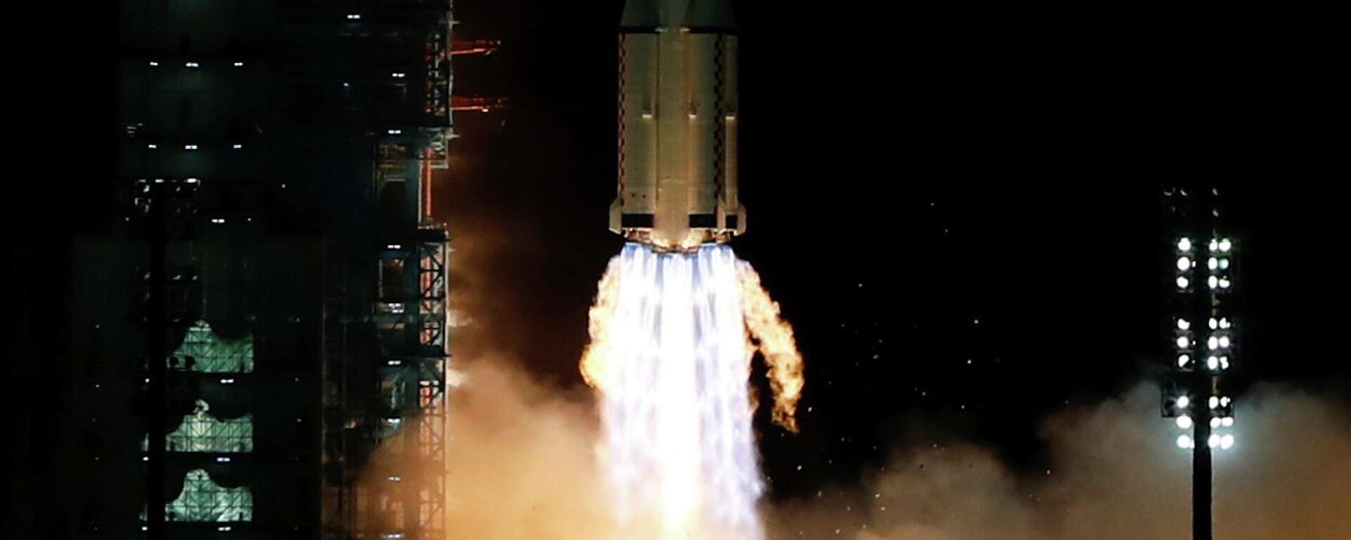 Lanzamiento de cohete portador Larga Marcha-2F que lleva a la órbita la nave espacial Shenzhou-13 Lanzamiento de cohete portador Larga Marcha-2F que lleva a la órbita la nave espacial Shenzhou-13 - Sputnik Mundo, 1920, 15.10.2021