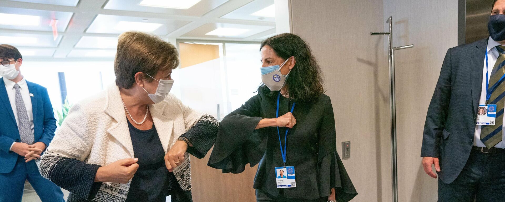 La directora gerente del Fondo Monetario Internacional (FMI), Kristalina Georgieva, con la ministra de Economía de Uruguay, Azucena Arbeleche - Sputnik Mundo, 1920, 15.10.2021
