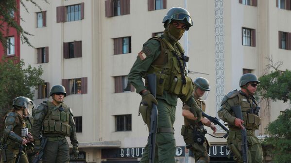 Fuerzas Especiales de Carabineros de Chile, en las inmediaciones de la Plaza de la Dignidad. Fuerzas Especiales de Carabineros de Chile, en las inmediaciones de la Plaza de la Dignidad. - Sputnik Mundo