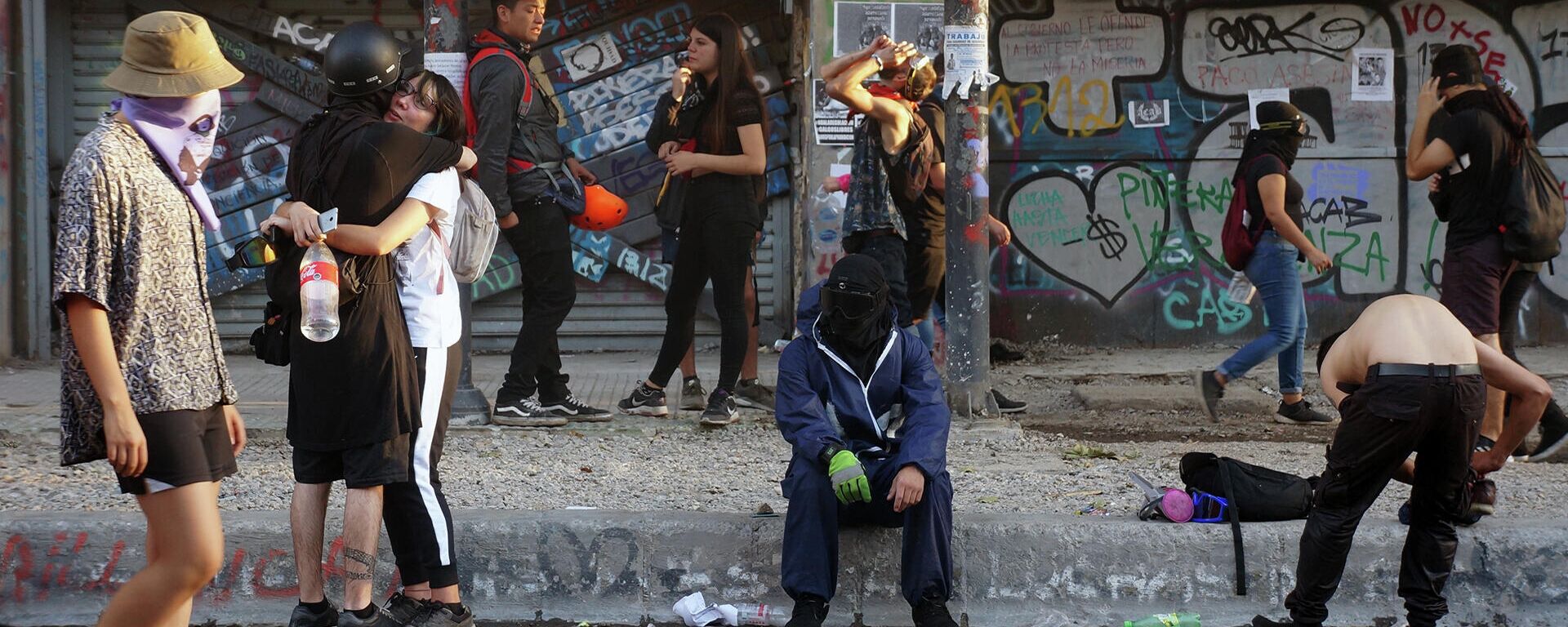 Distintos manifestantes en la Alameda de Santiago de Chile durante el estallido social de 2019 - Sputnik Mundo, 1920, 18.10.2022