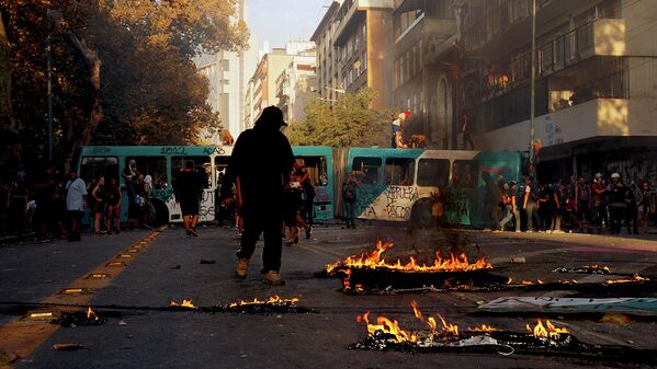 Bus del sistema Transantiago incendiado, en las inmediaciones del Parque Forestal de Santiago de Chile. Bus del sistema Transantiago incendiado, en las inmediaciones del Parque Forestal de Santiago de Chile. - Sputnik Mundo