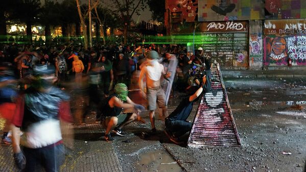 Manifestantes se enfrentan a Fuerzas Especiales de Carabineros en calle Ramón Corvalán Melgarejo esquina Alameda, Santiago de Chile. Manifestantes se enfrentan a Fuerzas Especiales de Carabineros en calle Ramón Corvalán Melgarejo esquina Alameda, Santiago de Chile. - Sputnik Mundo