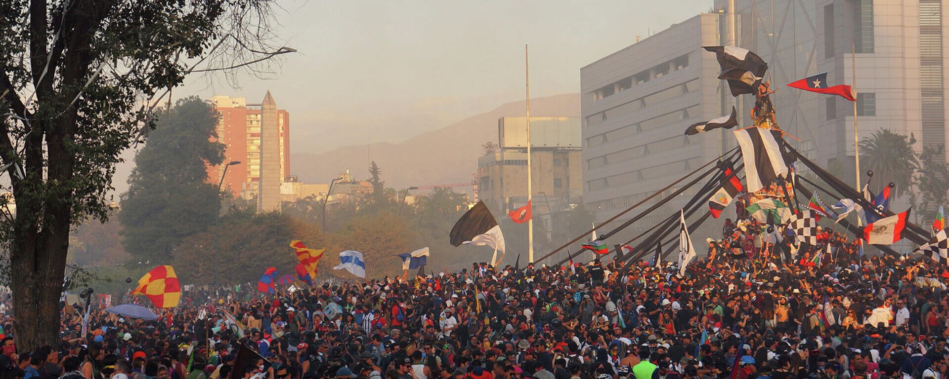 Manifestantes en Plaza de la Dignidad durante el estallido social de 2019 - Sputnik Mundo, 1920, 18.10.2021
