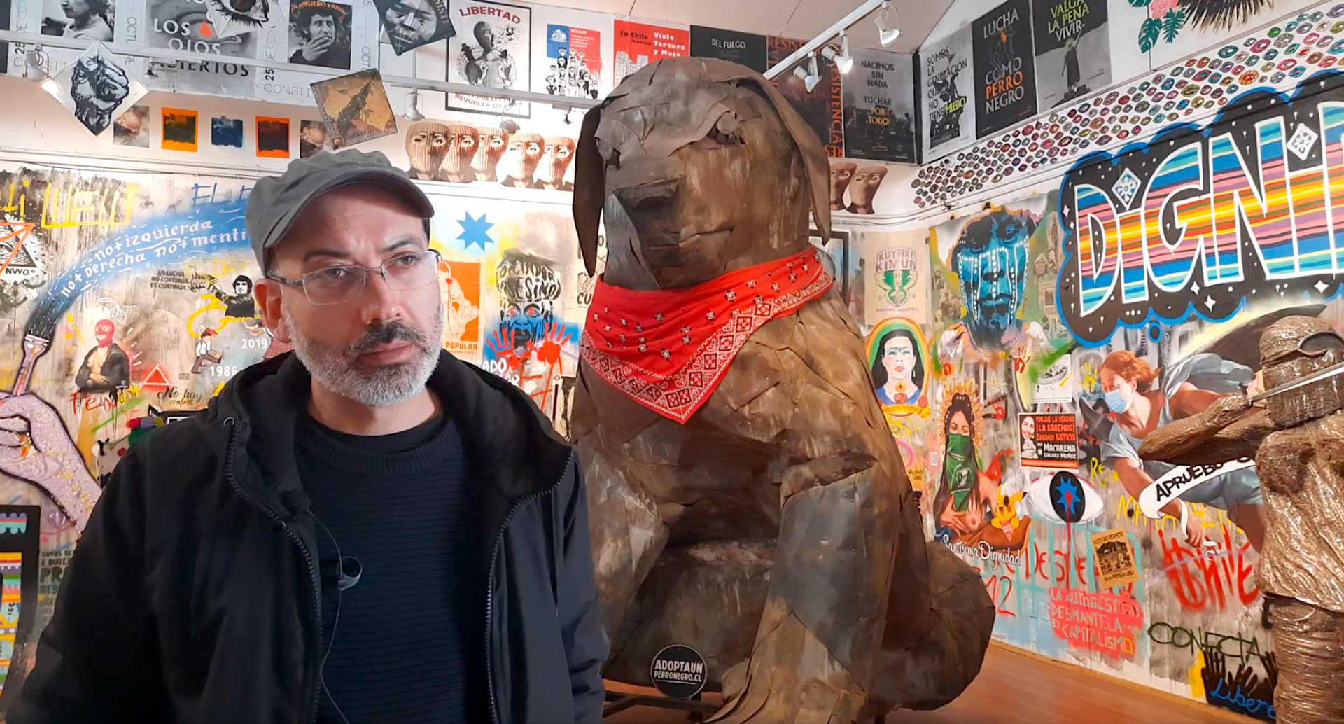 Marcel Solá junto a la escultura de Negro Matapacos Marcel Solá junto a la escultura de Negro Matapacos - Sputnik Mundo, 1920, 16.10.2021